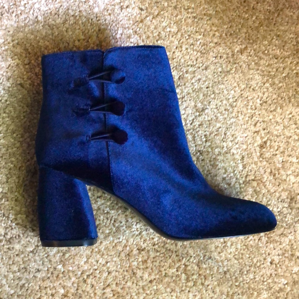 Blue velvet Nine West booties NWOT
